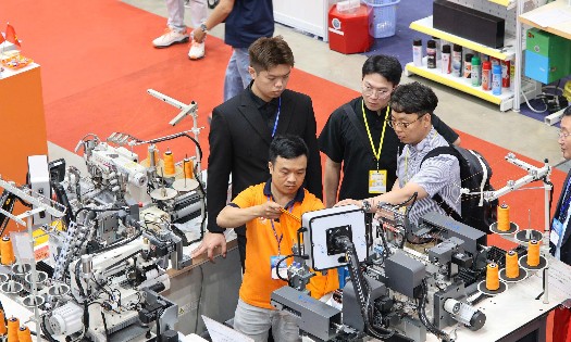 Nhiều doanh nghiệp ngành dệt may đang đẩy mạnh ứng dụng công nghệ nhằm tối ưu chi phí và nâng cao hiệu quả sản xuất. Ảnh minh họa.