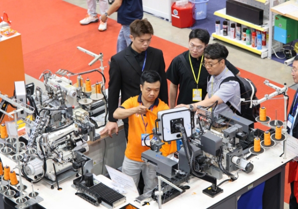 Nhiều doanh nghiệp ng&agrave;nh dệt may đang đẩy mạnh ứng dụng c&ocirc;ng nghệ nhằm tối ưu chi ph&iacute; v&agrave; n&acirc;ng cao hiệu quả sản xuất. Ảnh minh họa.