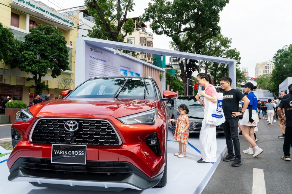 Người mua xe đang đứng trước nhiều cân nhắc trước mức lãi suất mới. Ảnh: TMV.