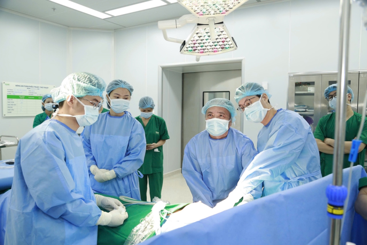 PGS.TS Trần Ngọc Lương cùng ekíp thực hiện ca phẫu thuật.