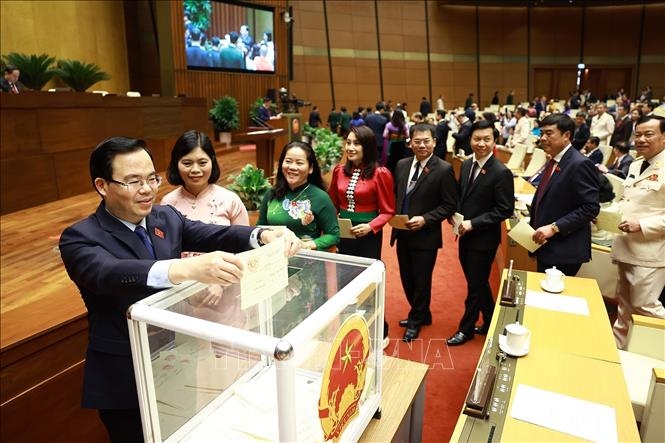 Đại biểu Quốc hội bỏ phiếu tại Kỳ họp thứ Nhất, Quốc hội khoá XVI. Ảnh: TTXVN