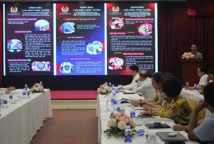 Đại diện C05 - Bộ Công an trình bày tại toạ đàm. Ảnh: Chu Khôi.