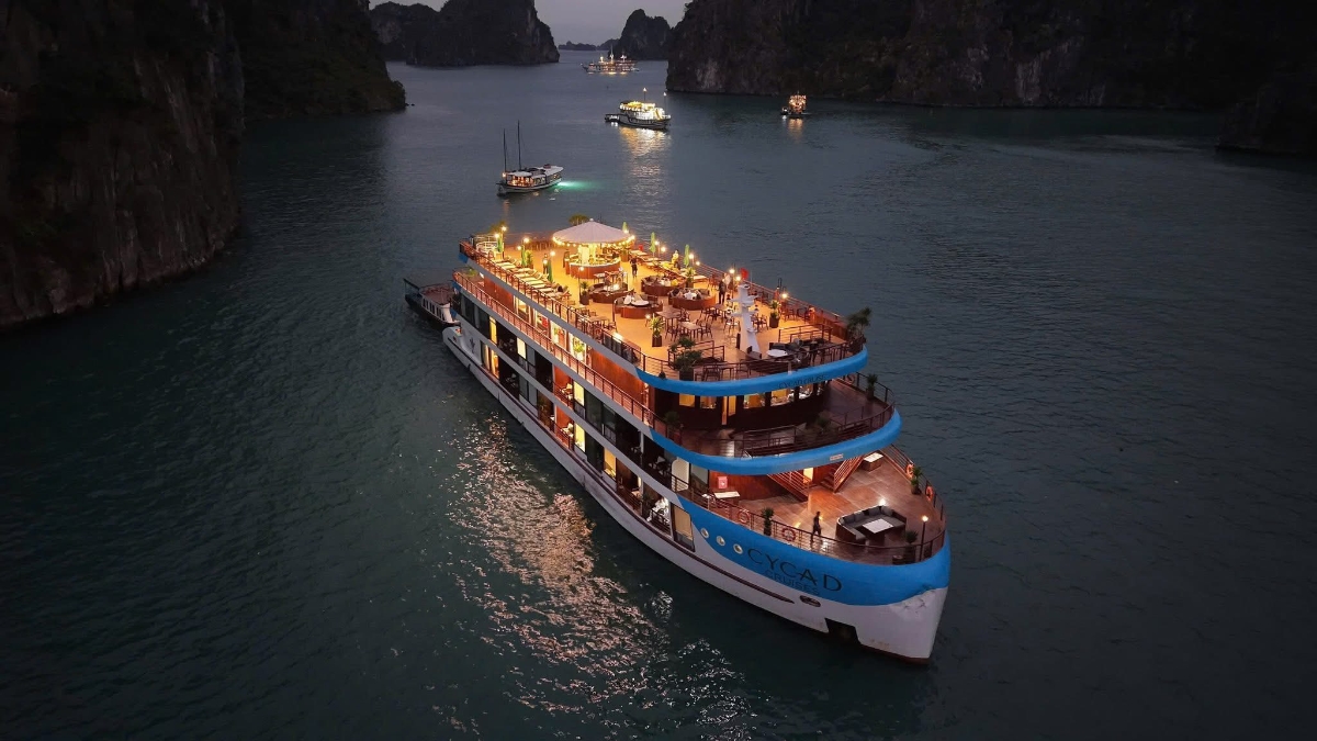 Tại Quảng Ninh, Lễ hội ánh sáng trên tàu du lịch diễn ra từ 28/4 đến 2/5.