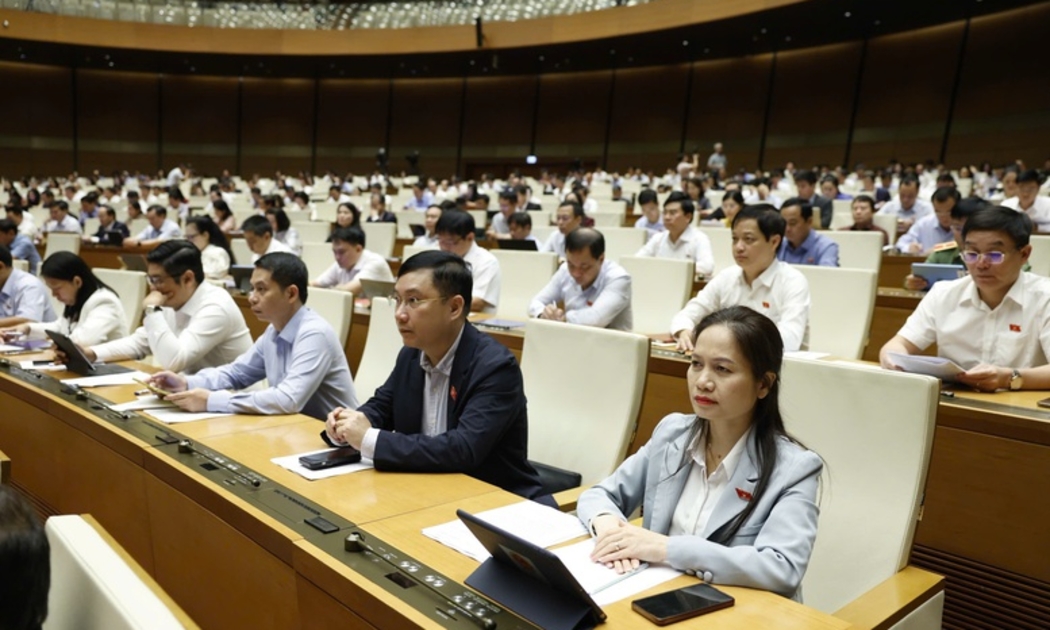 Các đại biểu nghe Tờ trình, Báo cáo thẩm tra về dự án Luật sửa đổi, bổ sung một số điều của Luật Trợ giúp pháp lý, Luật Tiếp cận thông tin (sửa đổi). Ảnh: VGP