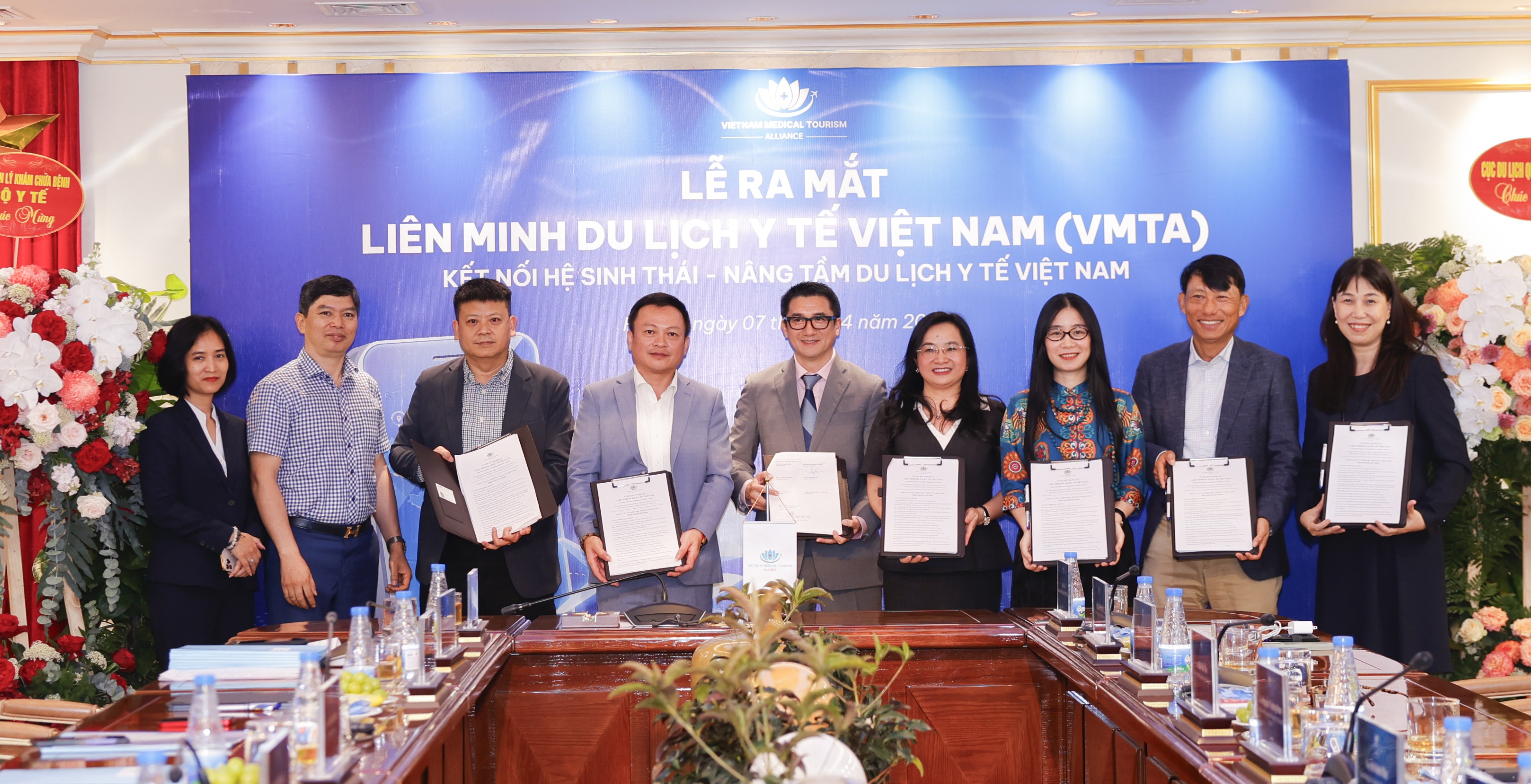 Nghi thức ký kết và ra mắt Liên minh Du lịch y tế Việt Nam với các thành viên sáng lập đến từ các lĩnh vực du lịch, y tế, công nghệ, tài chính.