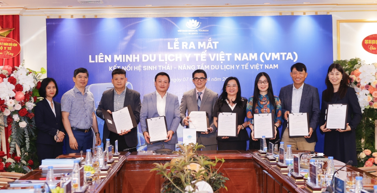 Nghi thức ký kết và ra mắt Liên minh Du lịch y tế Việt Nam&nbsp;với các thành viên sáng lập đến từ các lĩnh vực du lịch, y tế, công nghệ, tài chính.