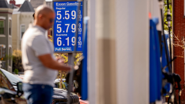 Dù Mỹ - Iran ngừng bắn, giá xăng và vé máy bay vẫn có thể giảm chậm