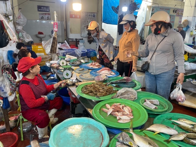 Sạp bán hải sản tại chợ truyền thống phường An Hải, thường xuyên được các ngành chức năng tiến hành kiểm tra an toàn thực phẩm. Ảnh Ngô Anh Văn