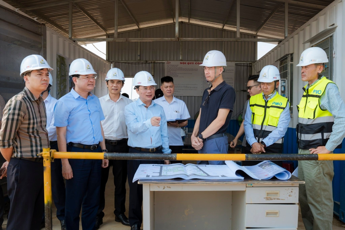 Thứ trưởng Bộ Xây dựng Nguyễn Văn Sinh kiểm tra các dự án nhà ở xã hội tại thành phố Huế