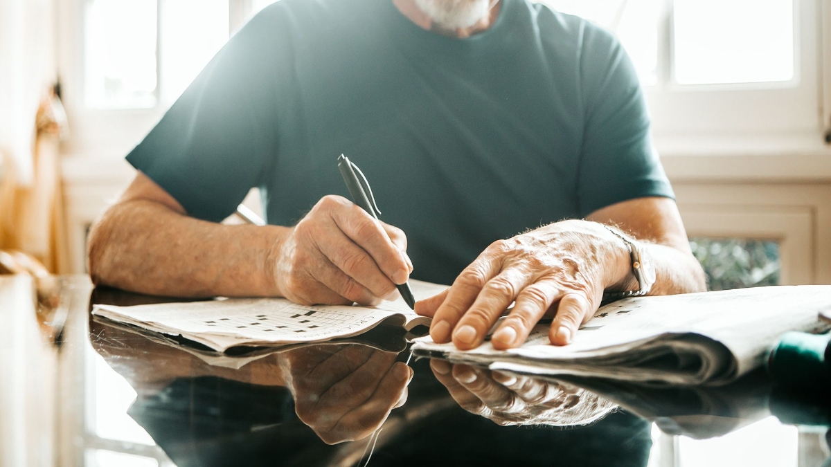 Những hoạt động như đan lát, vẽ, viết hay chơi nhạc cụ, giải ô chữ đều kích hoạt nhiều vùng khác nhau của não bộ.&nbsp;