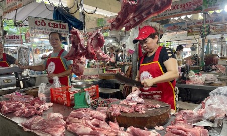 Quày bán thịt heo sạch Cô Chín, chợ An Hải Bắc.Ảnh Ngô Anh Văn
