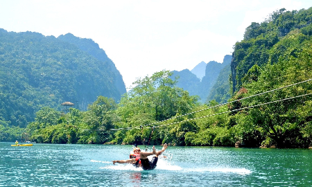 Trải nghiệm đu dây mạo hiểm giữa thiên nhiên tại Quảng Bình.