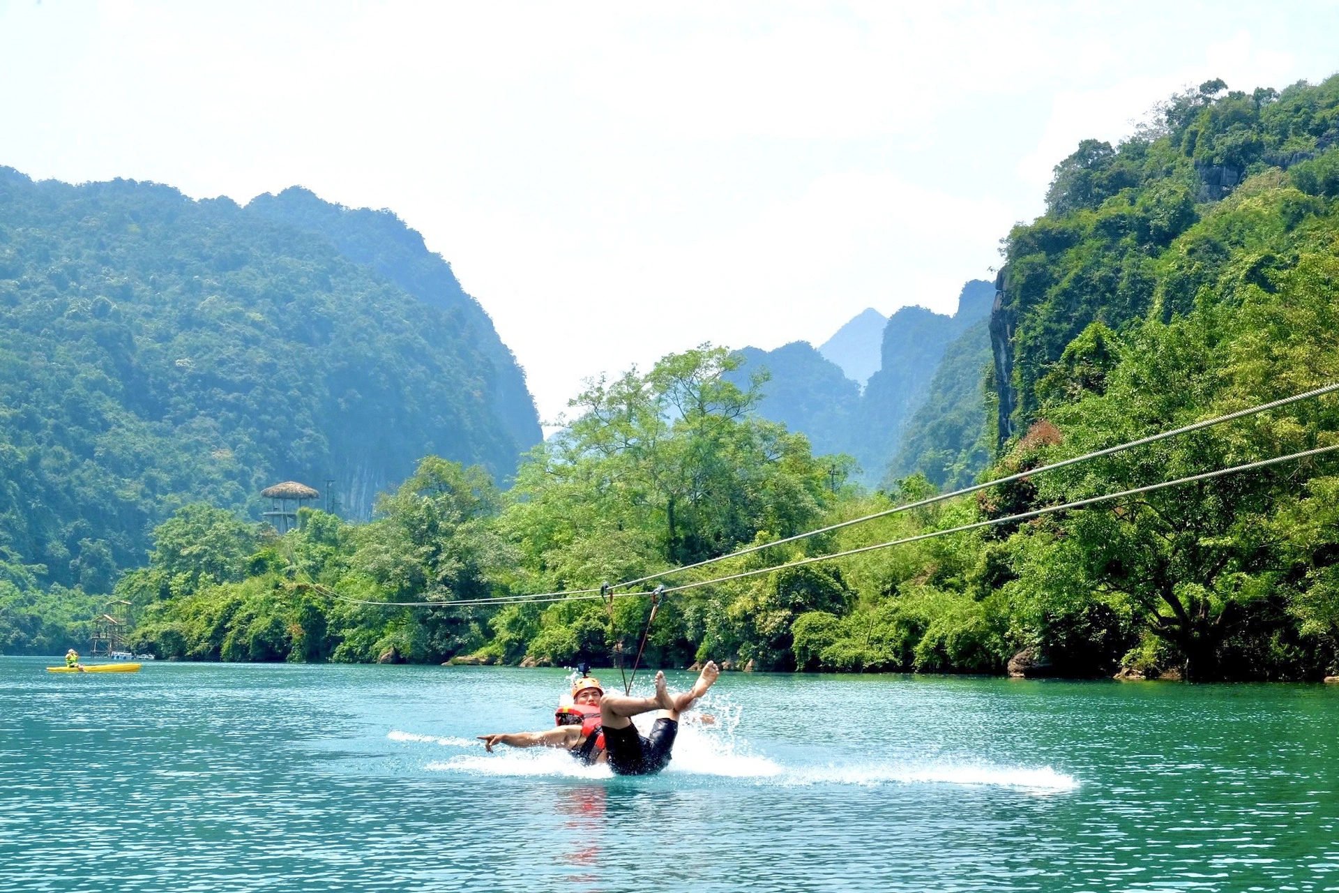 Trải nghiệm đu dây mạo hiểm giữa thiên nhiên tại Quảng Bình.