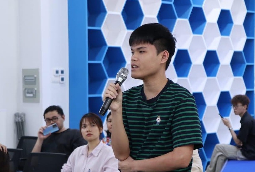 Sinh viên đặt câu hỏi tại sự kiện