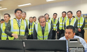 Ông Rafael Mariano Grossi (ở giữa), tổng giám đốc Cơ quan Năng lượng Nguyên tử Quốc tế, thăm dự án Linglong One tại tỉnh Hải Nam