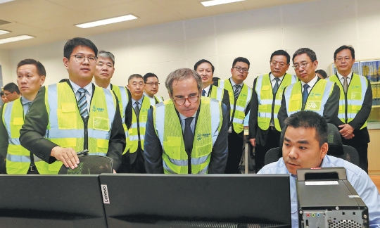 Ông Rafael Mariano Grossi (ở giữa), tổng giám đốc Cơ quan Năng lượng Nguyên tử Quốc tế, thăm dự án Linglong One tại tỉnh Hải Nam