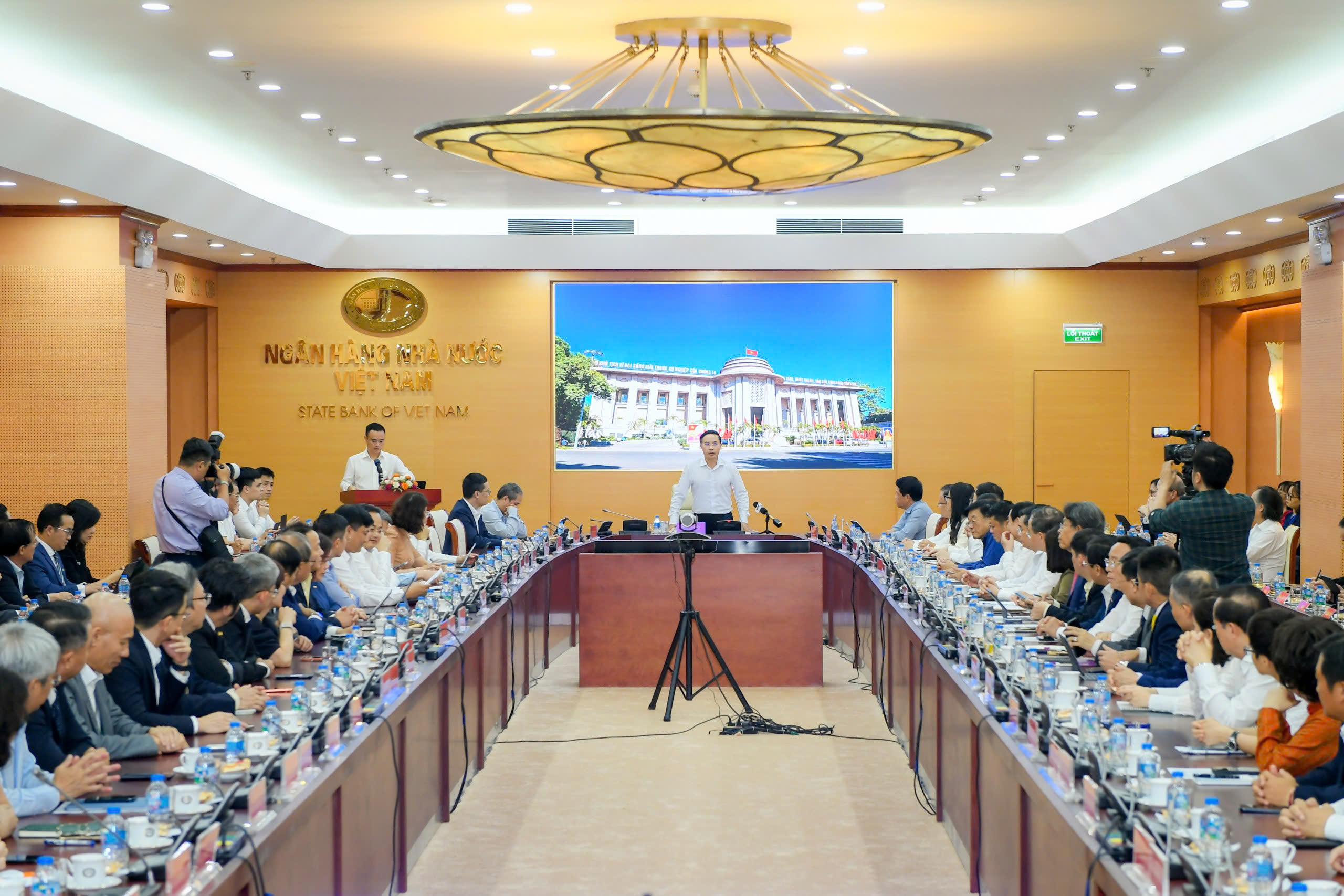 Các ngân hàng đồng thuận cao trong việc giảm lãi suất hỗ trợ khu vực sản xuất kinh doanh.