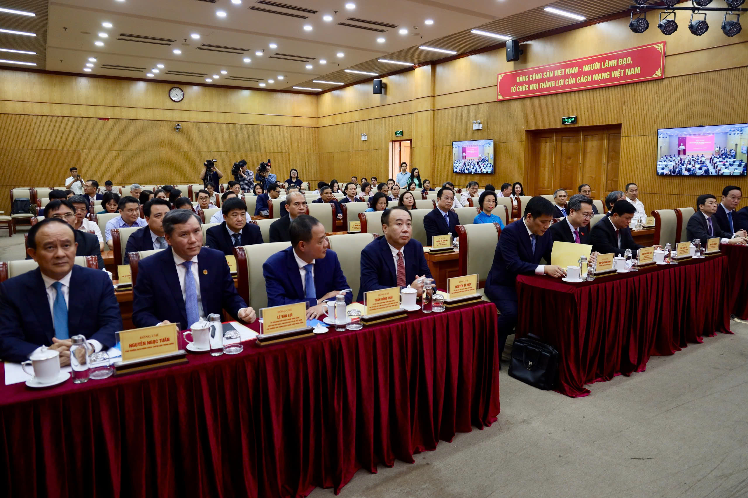 Các đại biểu tham dự Hội nghị triển khai các Quyết định của Bộ Chính trị, Ban Bí thư về công tác cán bộ.