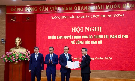 Đồng chí Nguyễn Thanh Nghị, Ủy viên Bộ Chính trị, Bí thư Trung ương Đảng, Trưởng Ban Chính sách, chiến lược Trung ương trao quyết định và chúc mừng các tân Phó Trưởng Ban mới.