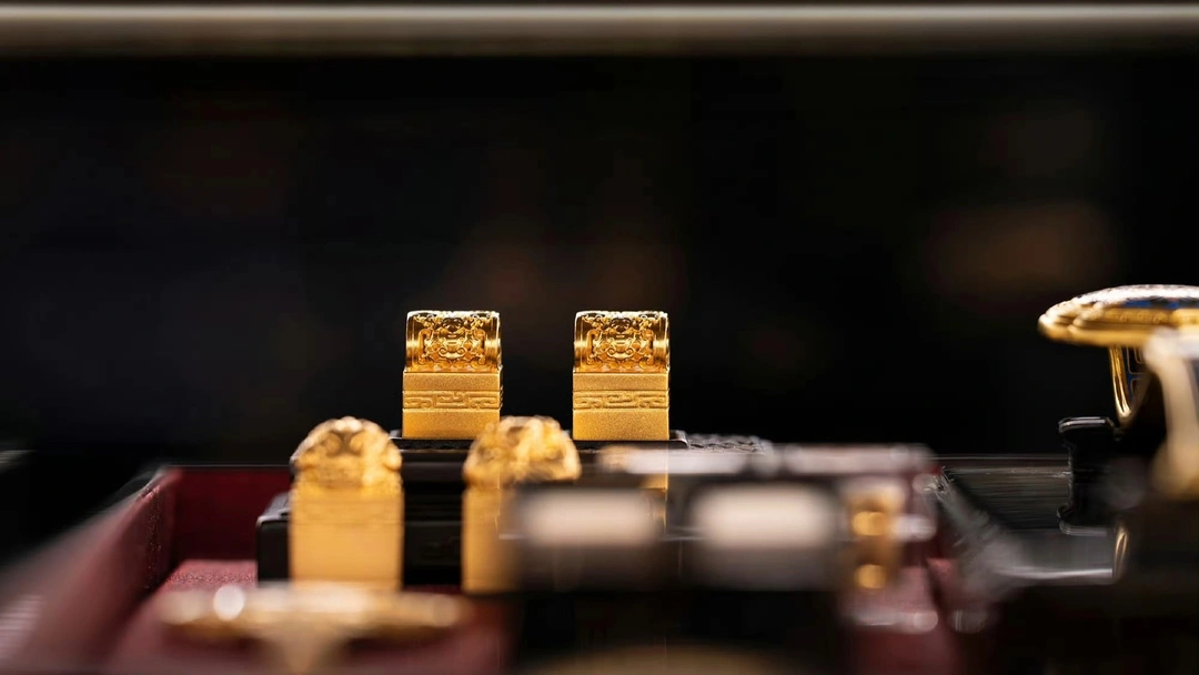 Năm 2025, lượng mua trang sức vàng giảm 25%, trong khi doanh số bán vàng thỏi và vàng xu tăng 28%. Ảnh: Jing Daily