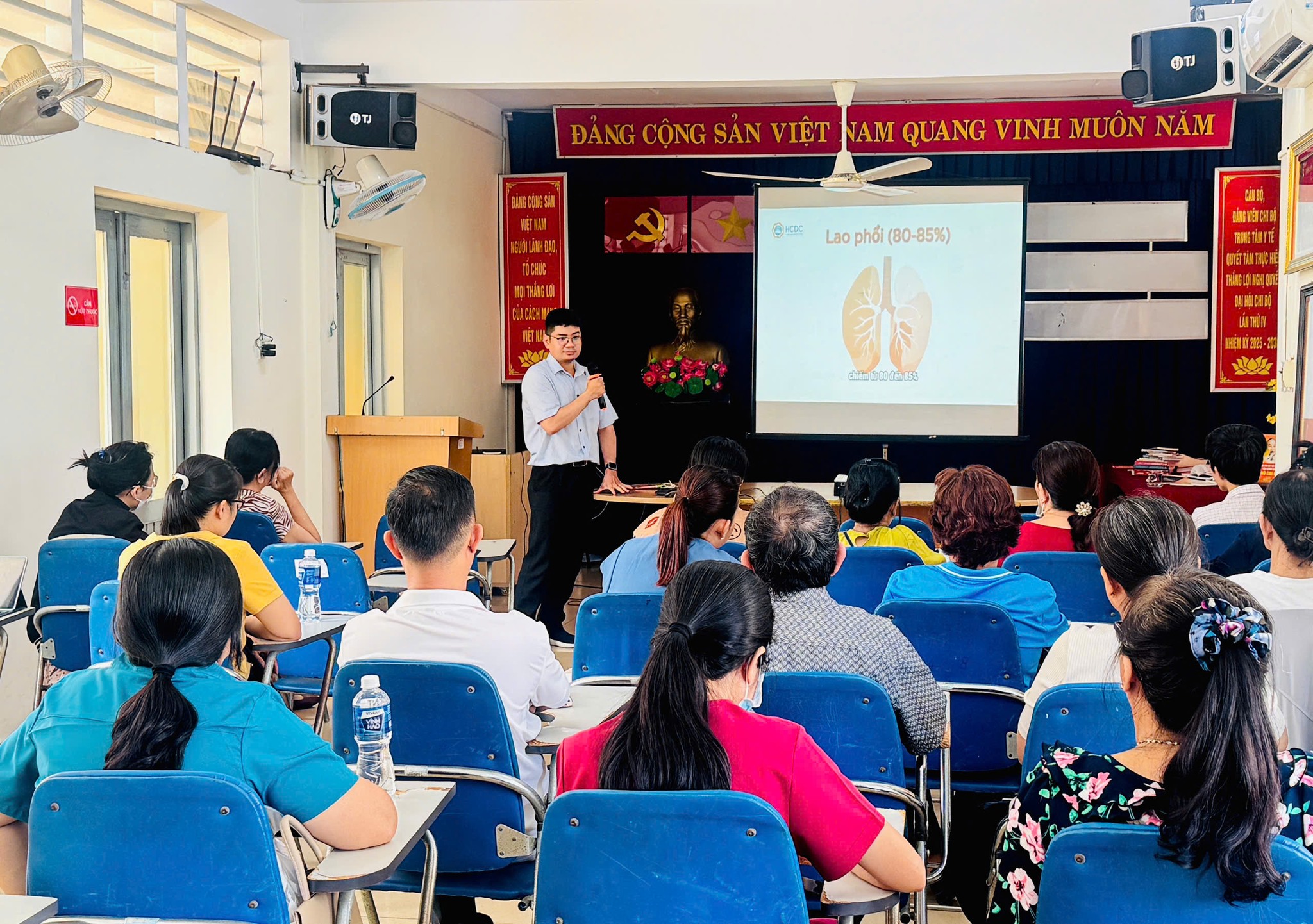 Thay vì chờ người bệnh đến, trạm y tế cơ sở chủ động đến với người dân.