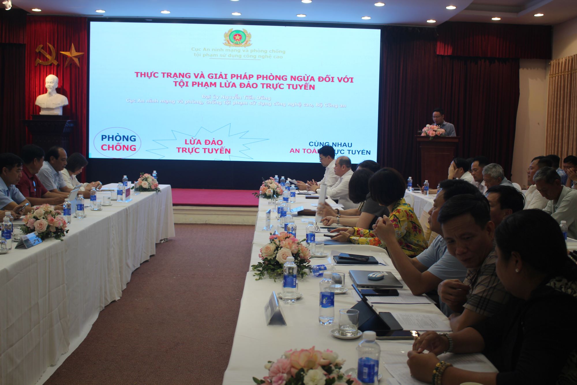 Đại diện C05 Bộ Công an trình bày tại toạ đàm. Ảnh: Chu Khôi.