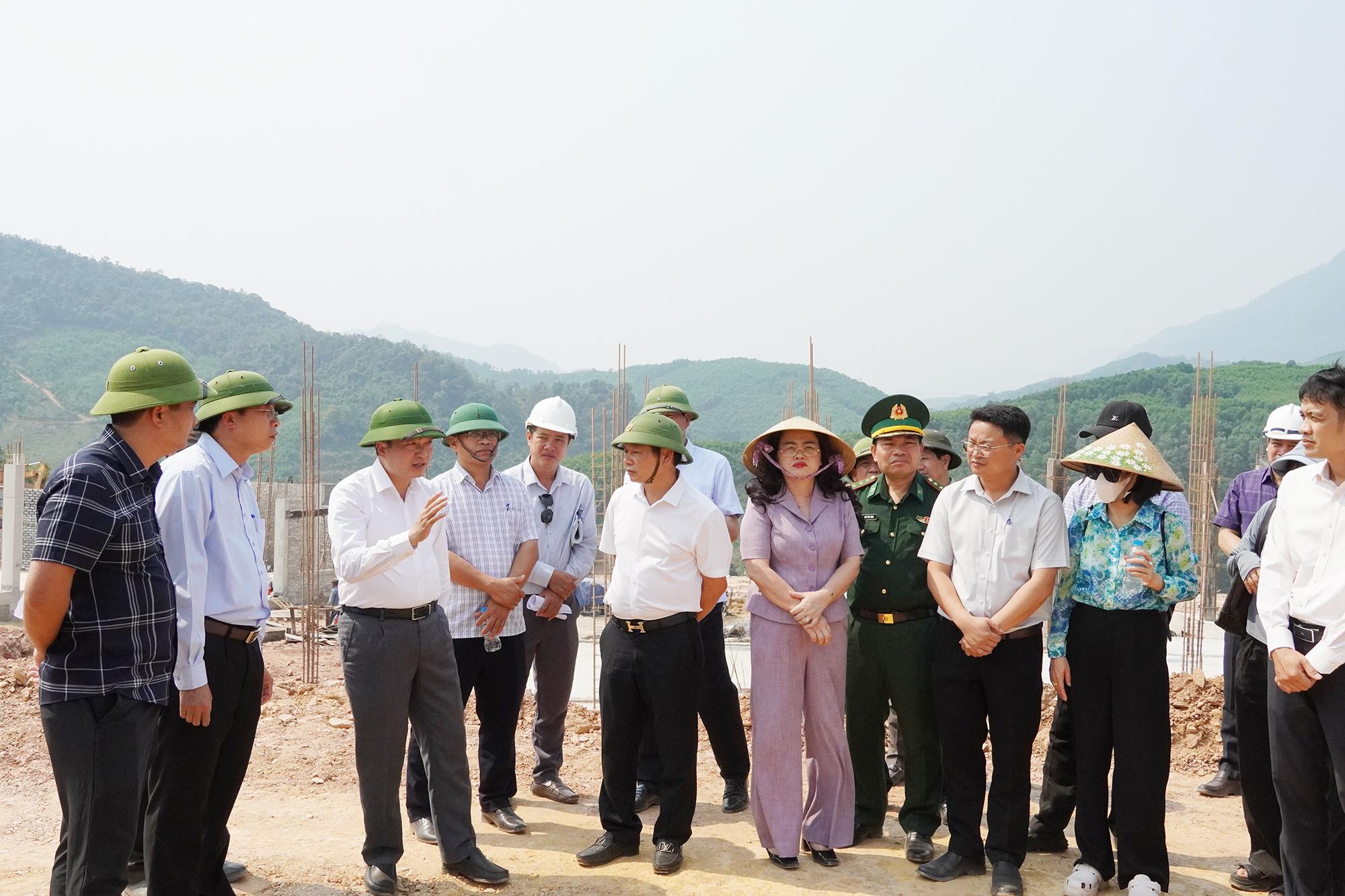 Chủ tịch UBND tỉnh Quảng Trị kiểm tra tiến độ thi công xây dựng công trình Trường Nội trú Tiểu học và Trung học cơ sở Dân Hóa