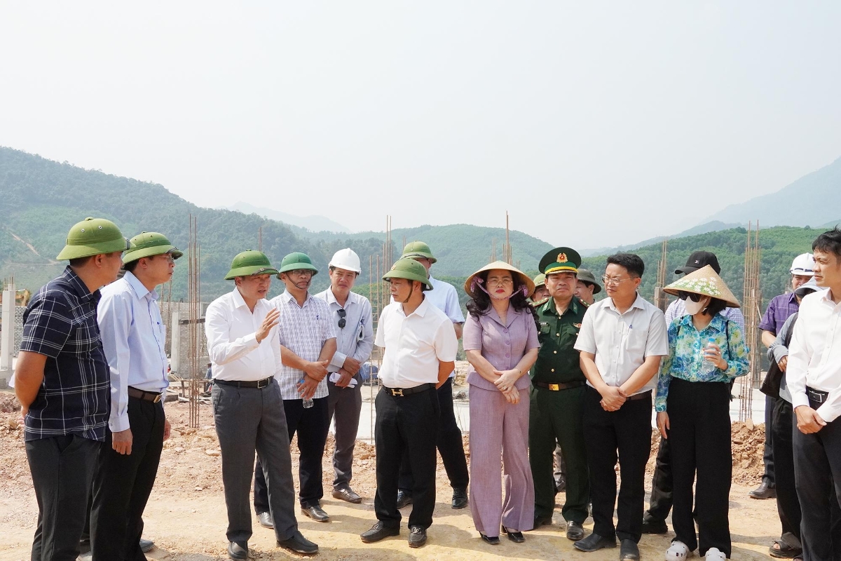 Chủ tịch UBND tỉnh Quảng Trị kiểm tra tiến độ thi công xây dựng công trình Trường Nội trú Tiểu học và Trung học cơ sở Dân Hóa