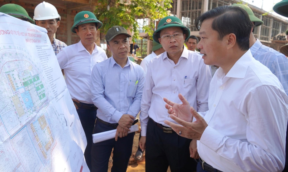 Chủ tịch UBND tỉnh Quảng Trị Lê Hồng Vinh chỉ đạo các giải pháp đẩy nhanh tiến độ xây dựng&nbsp;Trường nội trú Tiểu học và Trung học cơ sở Đakrông
