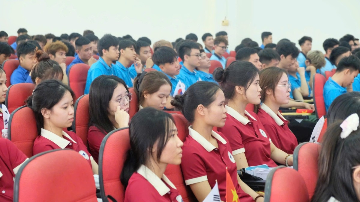 Các học sinh, sinh viên Trường Cao đẳng Kỹ thuật Công nghiệp Việt Nam – Hàn Quốc tham gia lễ khởi động dự án.