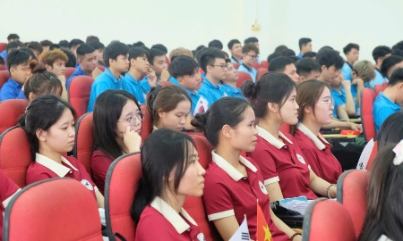 Các học sinh, sinh viên Trường Cao đẳng Kỹ thuật Công nghiệp Việt Nam – Hàn Quốc tham gia lễ khởi động dự án.