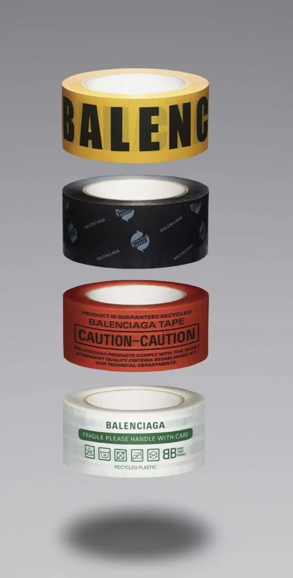 Những chiếc vòng tay được lấy cảm hứng từ băng dính gói hàng của Balenciaga.