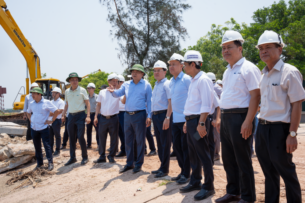 Thứ trưởng Bộ Nông nghiệp và Môi trường Nguyễn Hoàng Hiệp đi kiểm tra các công trình, dự án do Bộ đầu tư trên địa bàn thành phố Huế