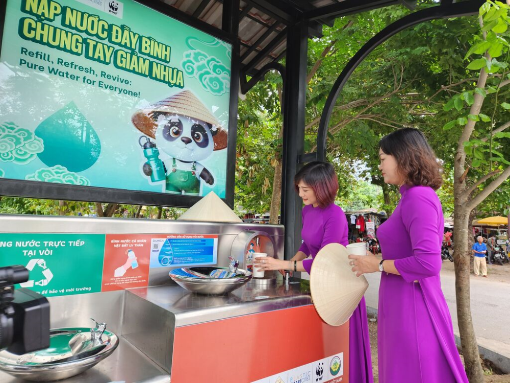 Thành phố Huế vận hành nhiều trạm nhà chờ và máy cấp nước miễn phínhằm xây dựng thói quen giảm sử dụng chai nhựa dùng một lần