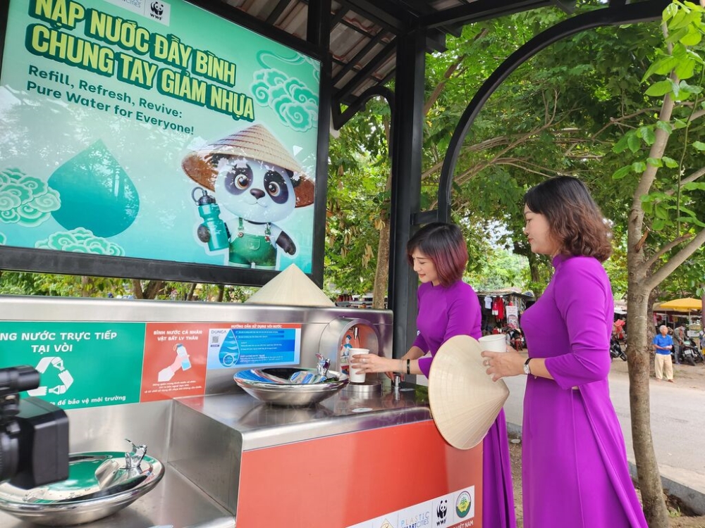Thành phố Huế vận hành nhiều trạm nhà chờ và máy cấp nước miễn phínhằm xây dựng thói quen giảm sử dụng chai nhựa dùng một lần