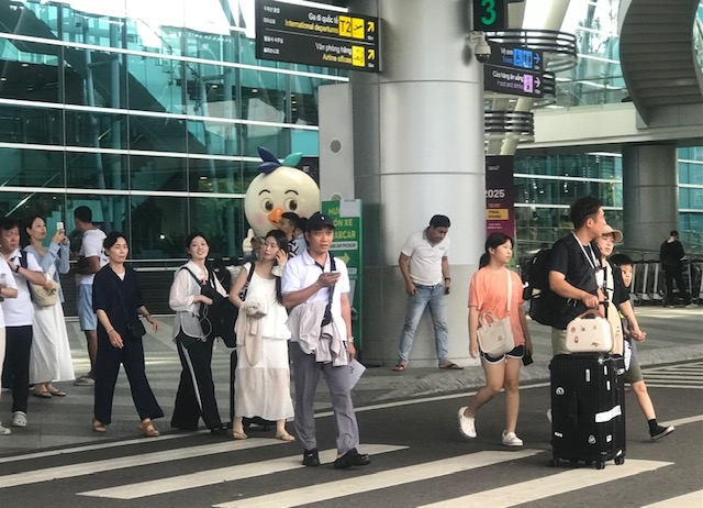 Hành khách tại Ga đến sân bay quốc tế Đà Nẵng. Ảnh Ngô Anh Văn.
