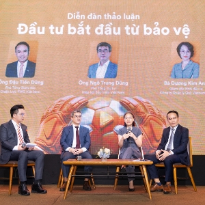 (Từ phải qua) Ông Đậu Tiến Dũng - Phó Tổng Giám đốc Chiến lược FWD Việt Nam, bà Dương Kim Anh - Giám đốc Khối đầu tư, Công ty Quản lý Quỹ Vietcombank, và ông Ngô Trung Dũng - Phó Tổng Thư ký Hiệp hội Bảo hiểm Việt Nam cùng thảo luận về chủ đề “Đầu tư bắt đầu từ bảo vệ”.