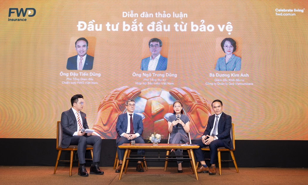 (Từ phải qua) Ông Đậu Tiến Dũng - Phó Tổng Giám đốc Chiến lược FWD Việt Nam, bà Dương Kim Anh - Giám đốc Khối đầu tư, Công ty Quản lý Quỹ Vietcombank, và ông Ngô Trung Dũng - Phó Tổng Thư ký Hiệp hội Bảo hiểm Việt Nam cùng thảo luận về chủ đề “Đầu tư bắt đầu từ bảo vệ”.