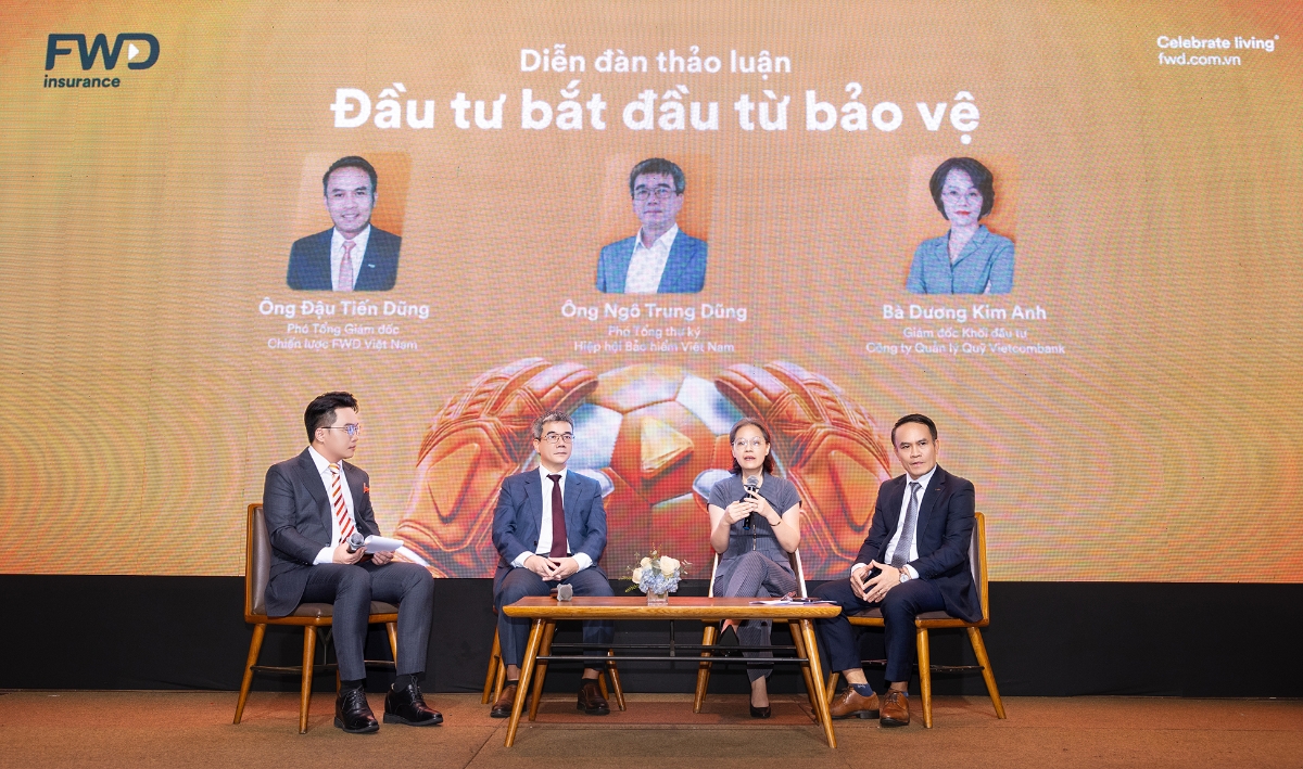 (Từ phải qua) Ông Đậu Tiến Dũng - Phó Tổng Giám đốc Chiến lược FWD Việt Nam, bà Dương Kim Anh - Giám đốc Khối đầu tư, Công ty Quản lý Quỹ Vietcombank, và ông Ngô Trung Dũng - Phó Tổng Thư ký Hiệp hội Bảo hiểm Việt Nam cùng thảo luận về chủ đề “Đầu tư bắt đầu từ bảo vệ”.