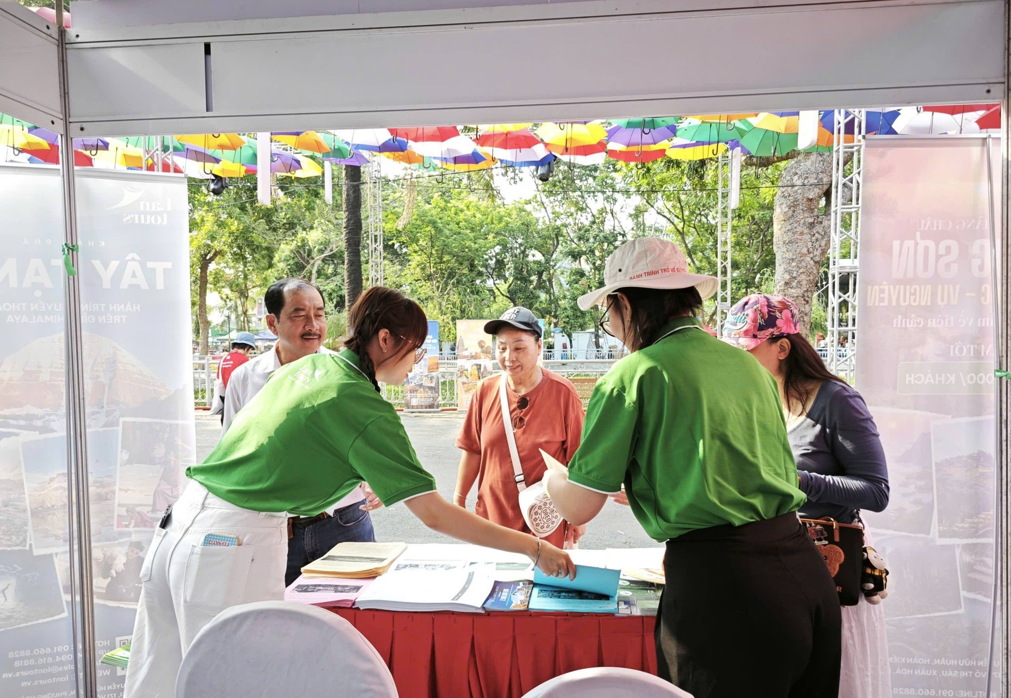 Các chương trình ưu đãi giúp tăng khả năng tiếp cận và thúc đẩy quyết định mua tour của khách hàng.