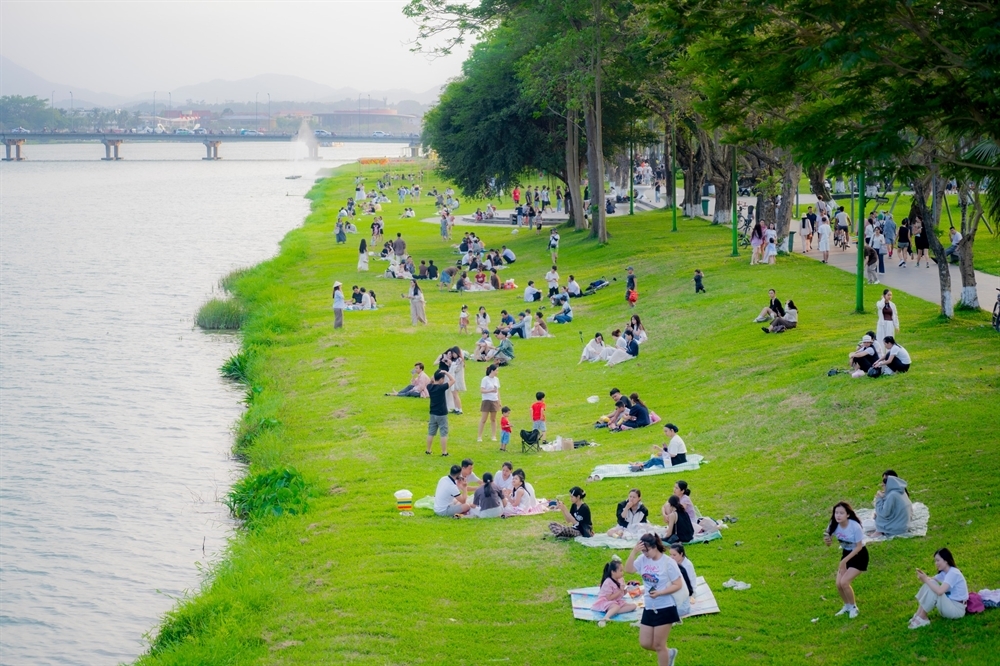
Không gian xanh hai bờ sông Hương thu hút người dân và du khách