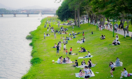Không gian xanh hai bờ sông Hương thu hút người dân và du khách