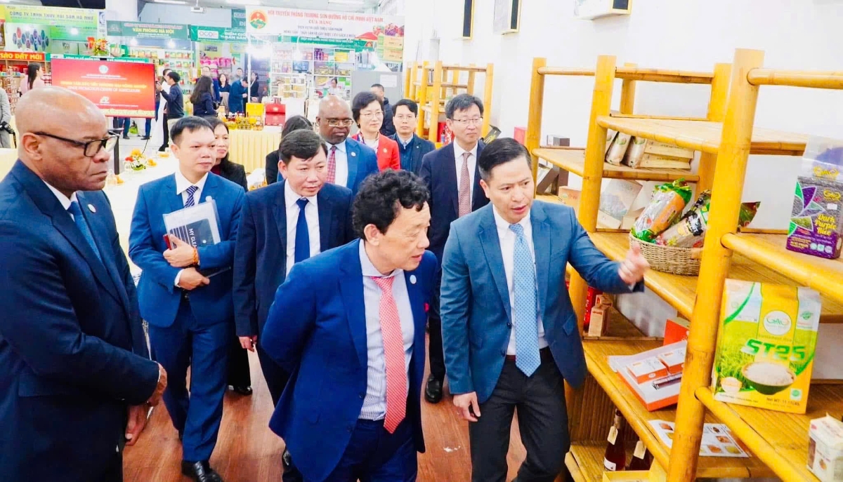 Các chuyên gia quốc tế tham quan một gian hàng của Trung tâm Xúc tiến thương mại Nông nghiệp.