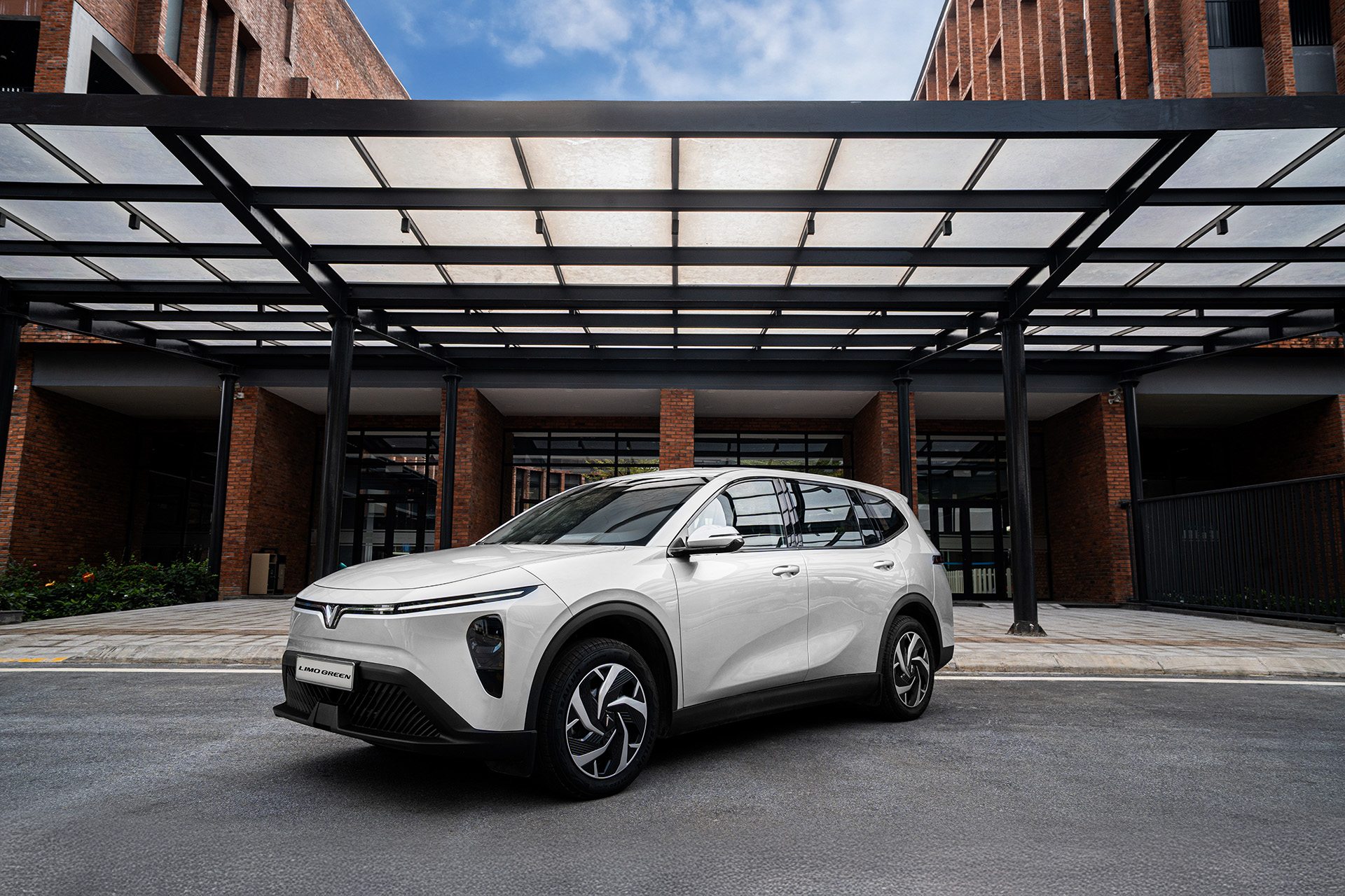 VinFast bán 27.609 xe ô tô điện trong tháng 3: Limo Green đứng top đầu