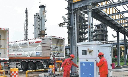 Nhân viên Công ty mỏ dầu Zhongyuan (Sinopec) bơm hydro cho phương tiện tại xưởng sản xuất ở Phố Dương, tỉnh Hà Nam. Ảnh: China Daily