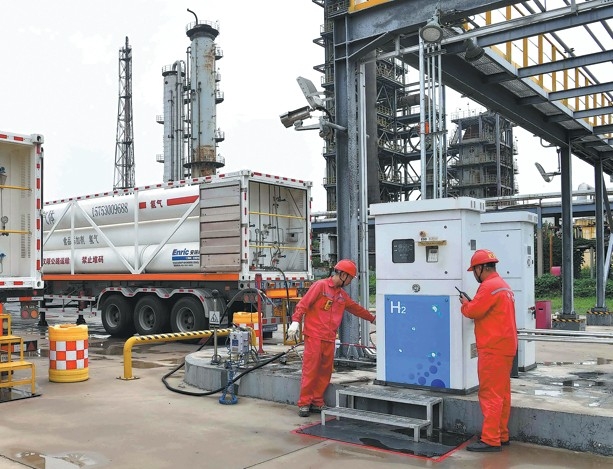 Nhân viên Công ty mỏ dầu Zhongyuan (Sinopec) bơm hydro cho phương tiện tại xưởng sản xuất ở Phố Dương, tỉnh Hà Nam. Ảnh: China Daily