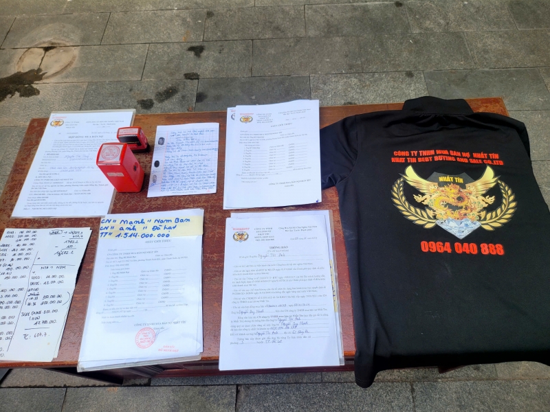 Một số giấy tờ, “hợp đồng mua bán nợ” để hợp thức hóa hoạt động đòi nợ thuê của các đối tượng. Ảnh: Cổng thông tin điện tử Bộ Công an.