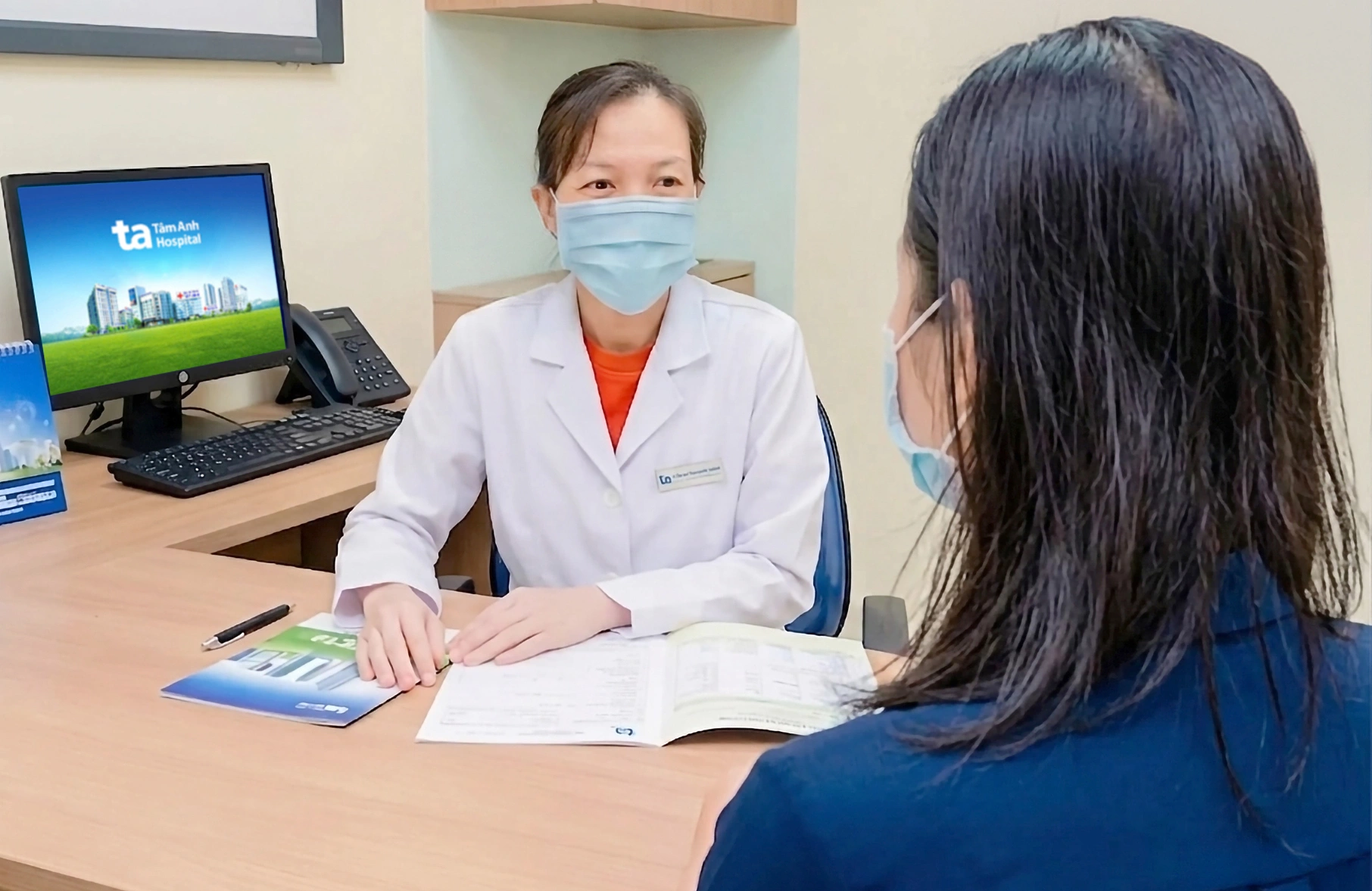 Bác sĩ Tuyền thăm khám cho bệnh nhân.