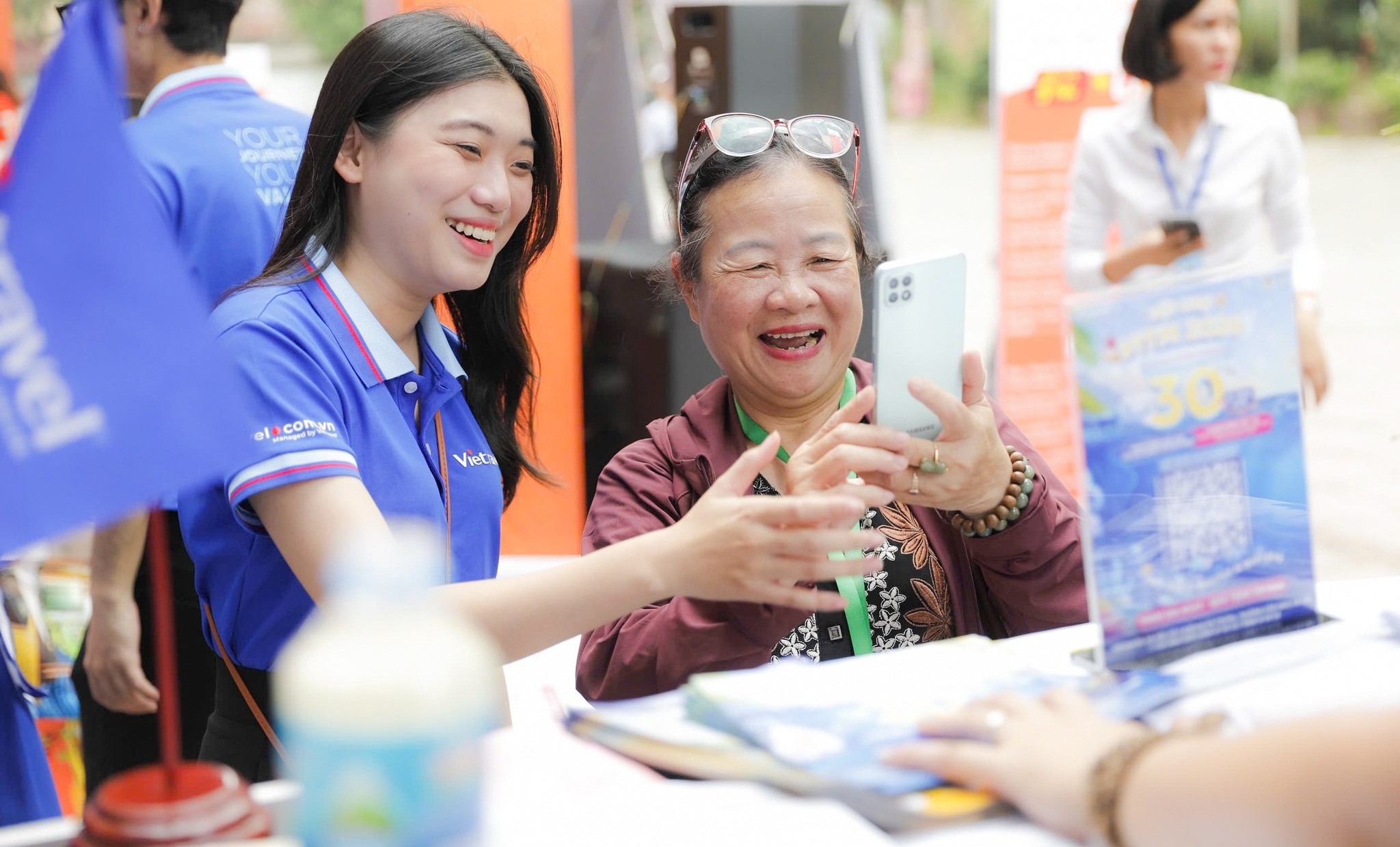 Các doanh nghiệp tung ra loạt sản phẩm kích cầu mạnh cho dịp lễ 30/4 và mùa hè. 