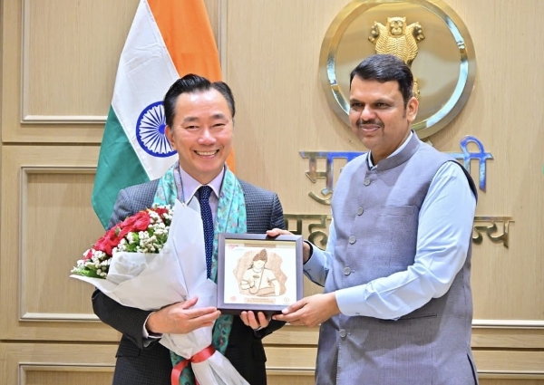 Ông Phạm Sanh Châu (trái), Tổng Giám đốc Vingroup khu vực châu Á, và ông Devendra Fadnavis, Thủ hiến bang Maharashtra, Ấn Độ tại lễ ký kết. Ảnh: Vingroup.